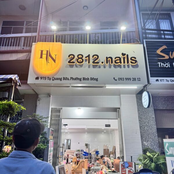 Bảng hiệu 2812 Nails hoàn thiện tại mặt tiền cửa hàng