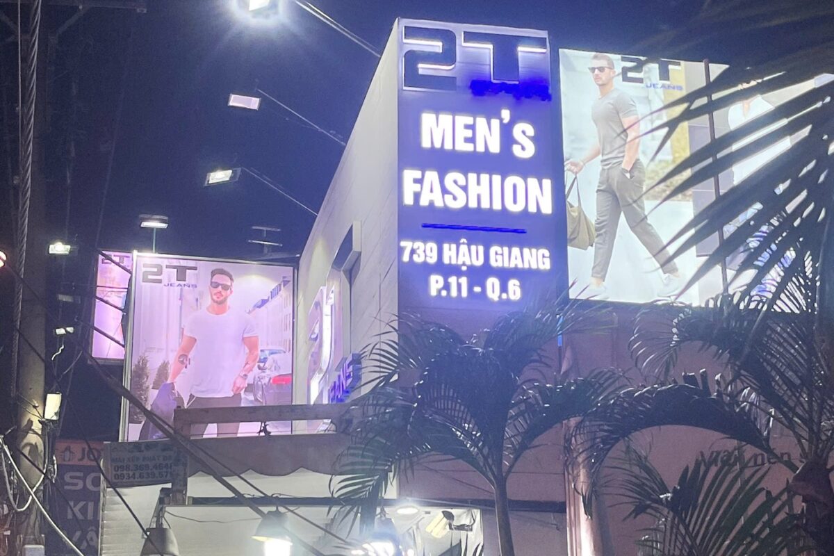 Bảng hiệu shop thời trang nam 2T Men's Fashion