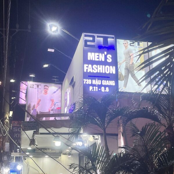 Bảng hiệu 2T Men’s Fashion hoàn thiện vào buổi tối
