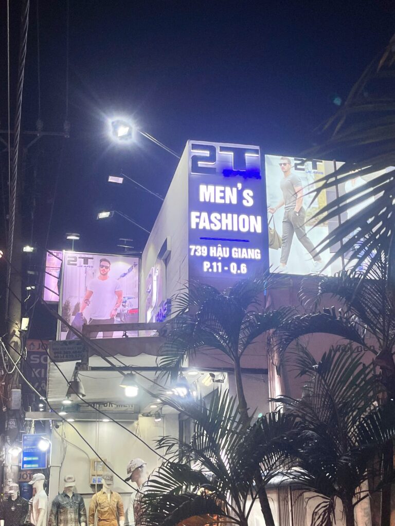 2T Men’s Fashion – Bảng hiệu chữ nổi Mica LED