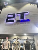 Logo 2T Men’s Fashion hoàn thiện tại mặt tiền