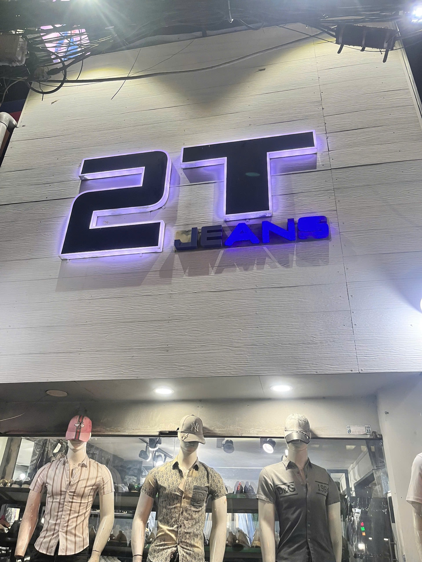 Logo 2T Men’s Fashion hoàn thiện tại mặt tiền