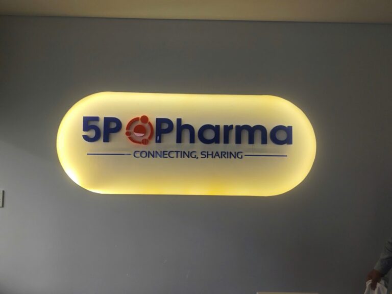 5P Pharma – Hộp đèn chữ nổi nền sáng