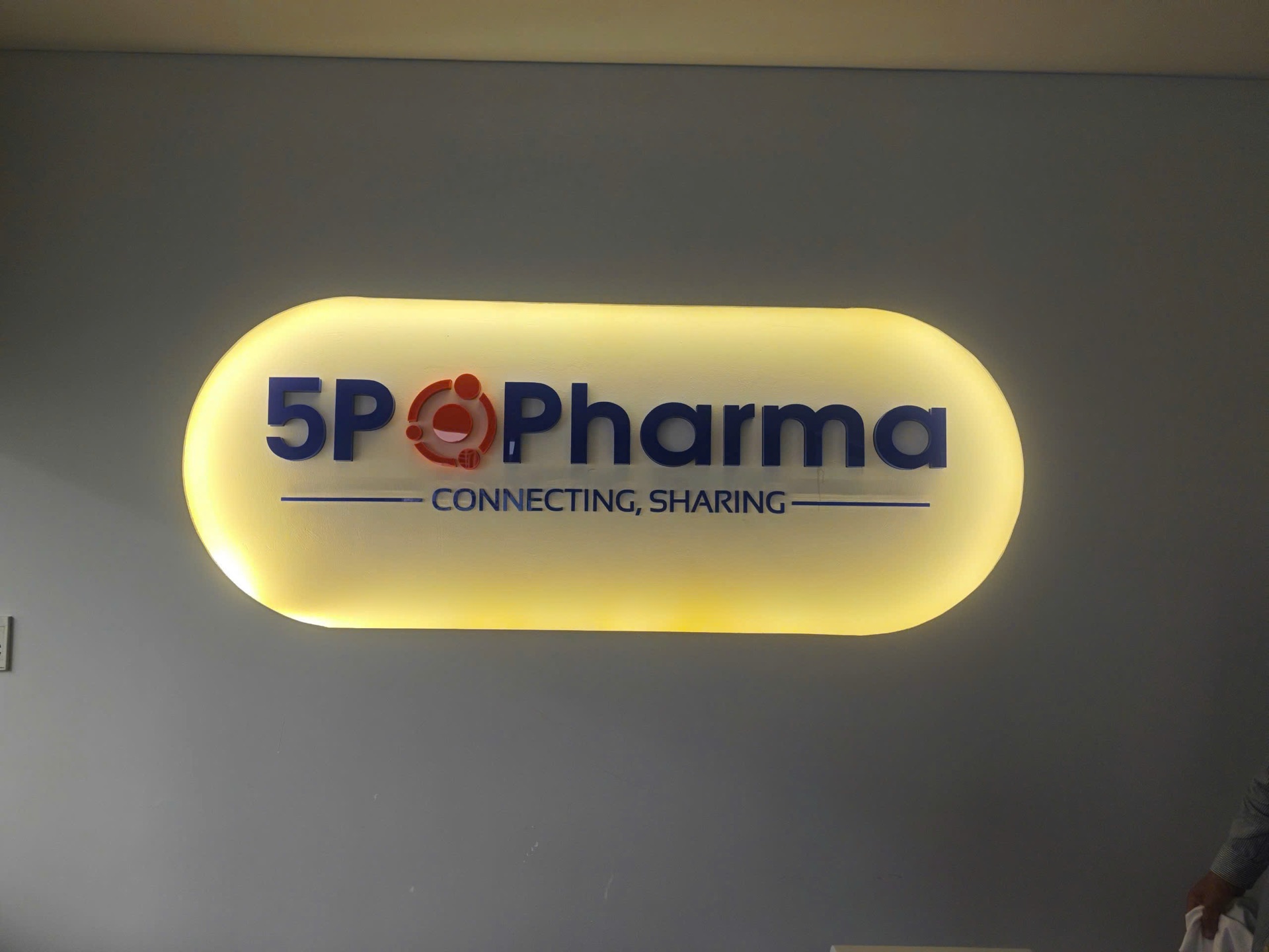 Hộp đèn 5P Pharma hoàn thiện với nền sáng