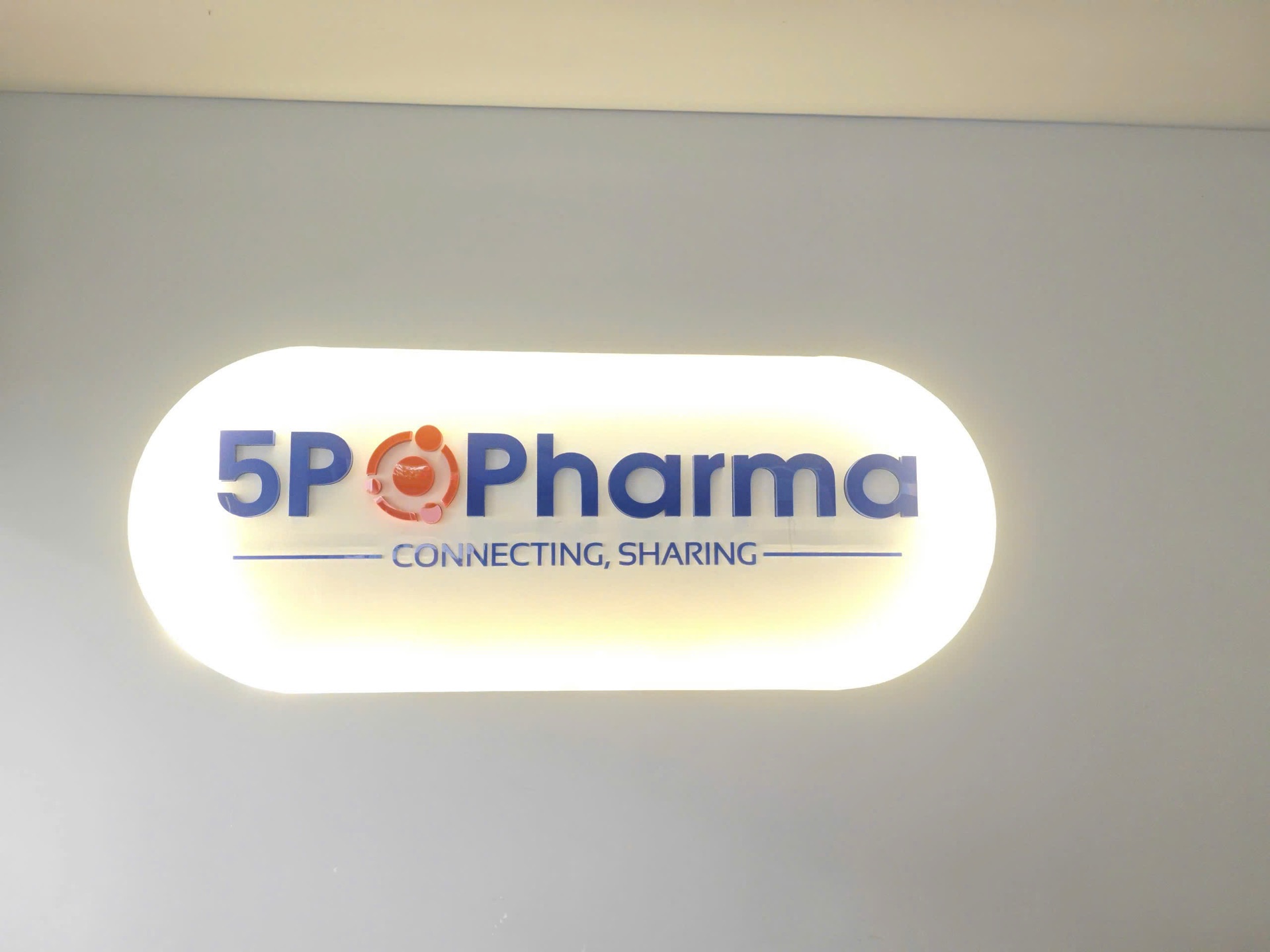 Hộp đèn 5P Pharma sau khi lắp đặt