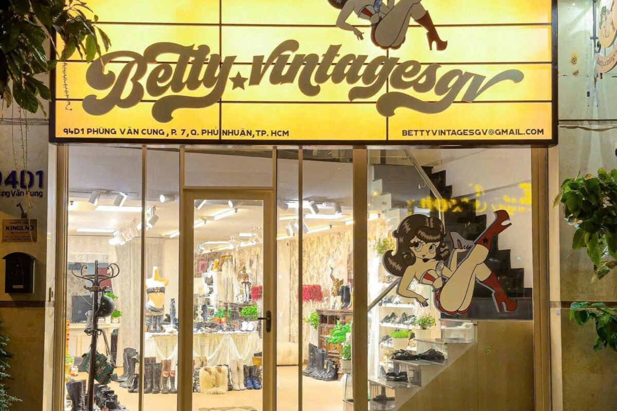 Bảng hiệu cửa hàng Betty Vintage