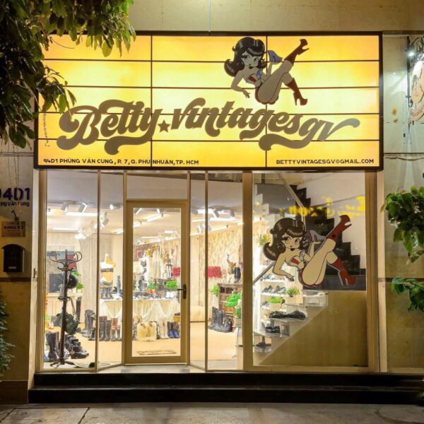 Bảng hiệu Betty Vintage hoàn thiện tại mặt tiền cửa hàng