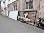 Bảng hiệu Betty Vintage trong quá trình chuẩn bị lắp đặt