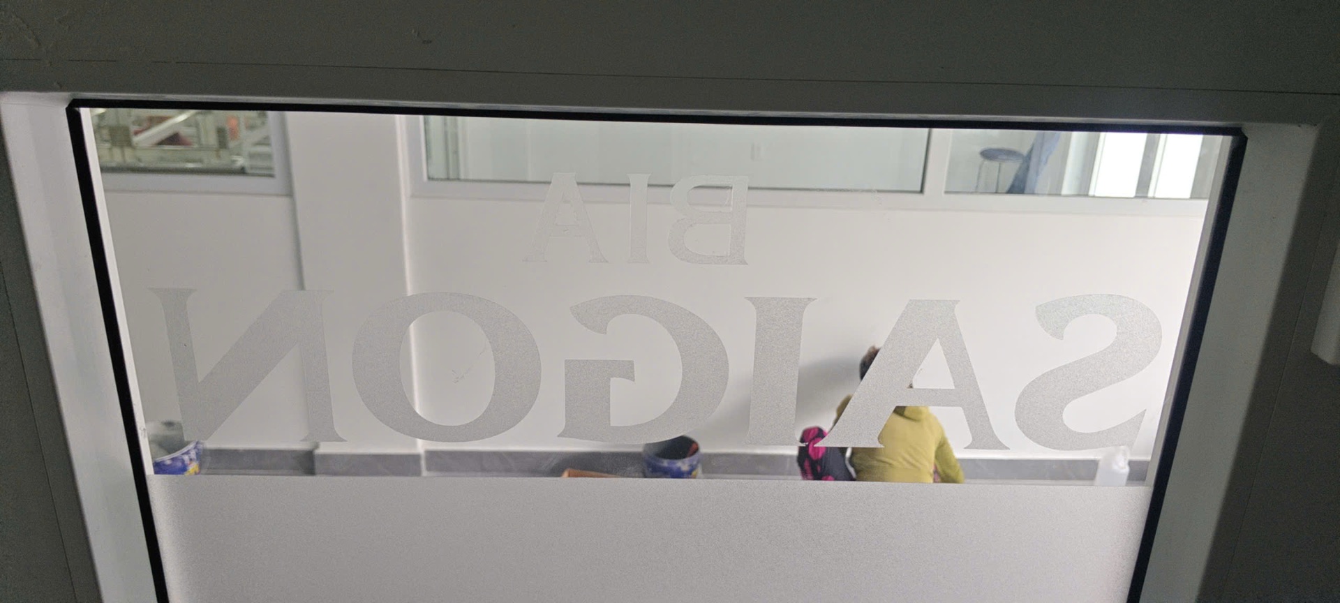 Decal kính mờ Bia Sài Gòn nhìn từ bên trong