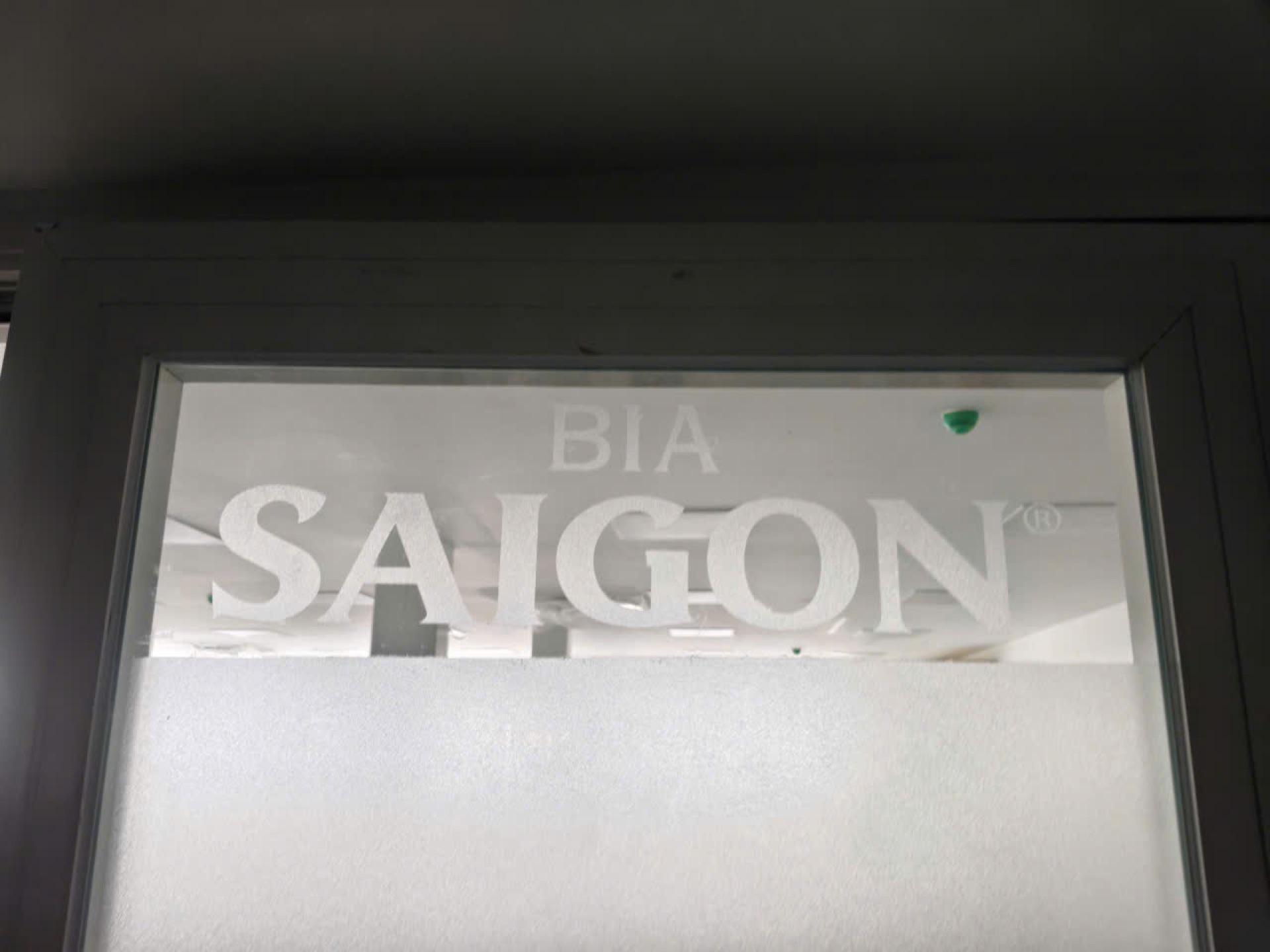 Decal kính mờ Bia Sài Gòn sau khi thi công