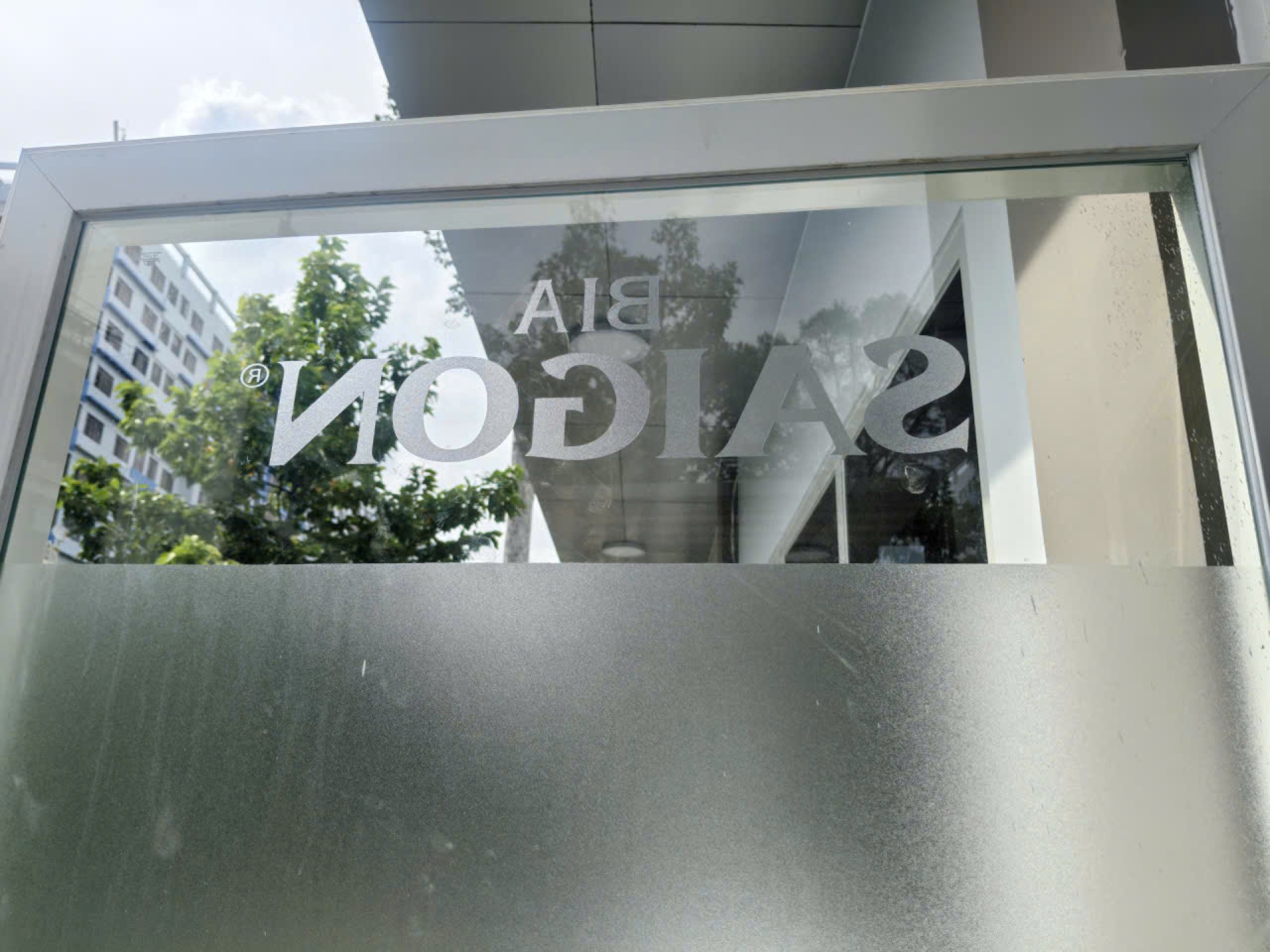 Mặt kính dán decal mờ Bia Sài Gòn