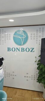 Logo chữ nổi Bonboz Clinic sau khi lắp đặt tại sảnh