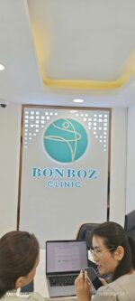 Toàn cảnh logo Bonboz Clinic trong không gian phòng khám