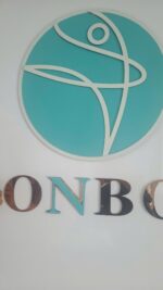 Chi tiết logo tròn chữ nổi Bonboz Clinic