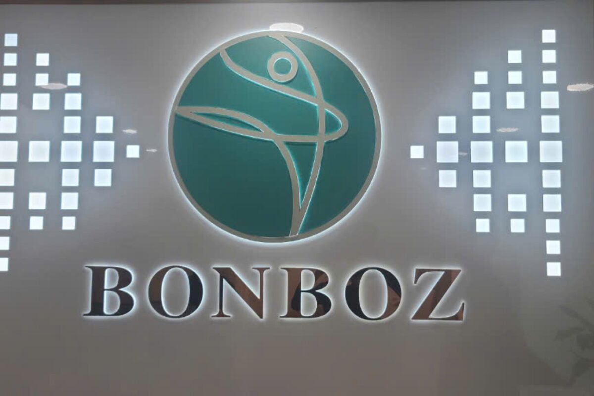 Bảng hiệu Bonboz Clinic hoàn thiện