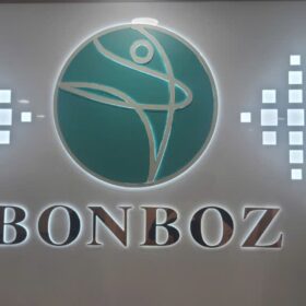 Logo chữ nổi Bonboz Clinic hoàn thiện tại sảnh