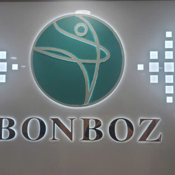 Logo chữ nổi Bonboz Clinic hoàn thiện tại sảnh