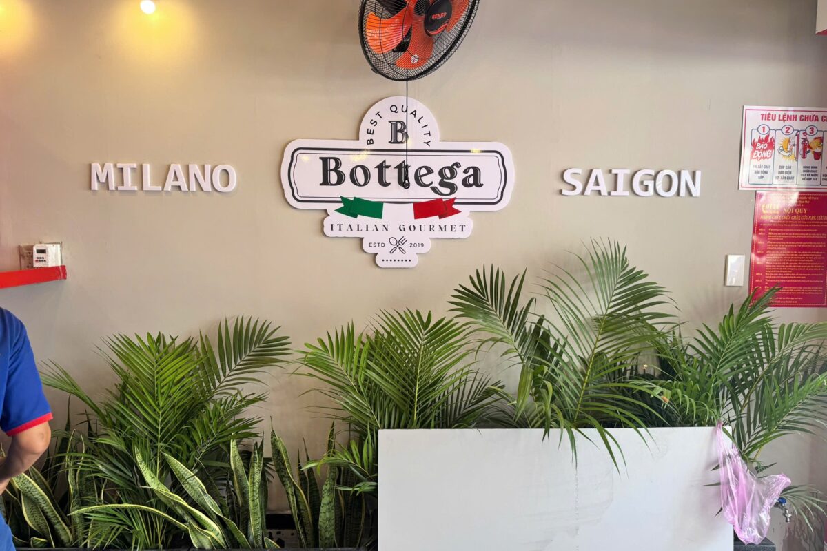 Bảng hiệu quán cafe Bottega hoàn thiện
