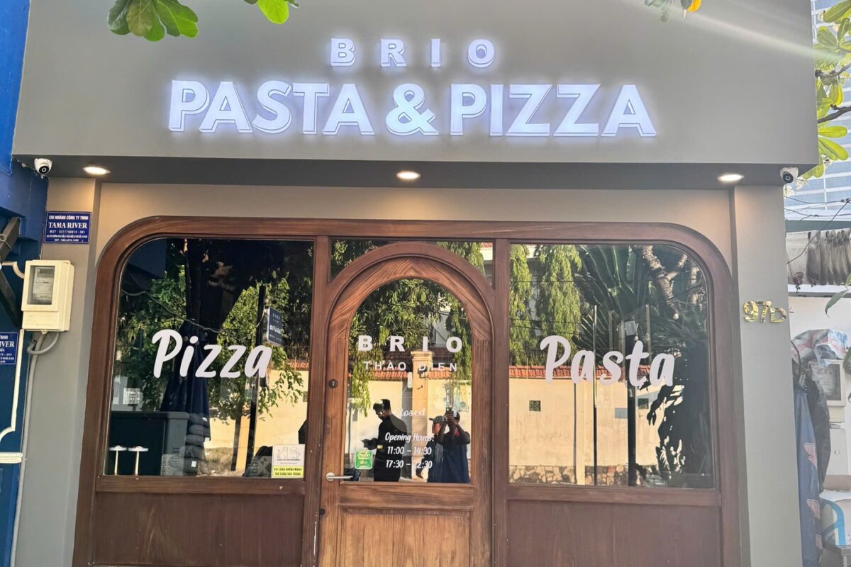 Bảng hiệu nhà hàng Brio với chữ nổi