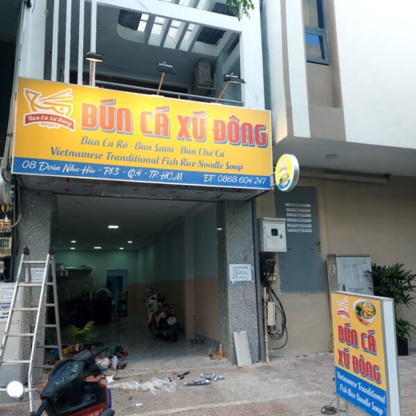 Bảng hiệu và không gian Bún cá Xứ Đông sau thi công – ảnh 1