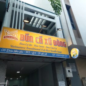 Bảng hiệu và không gian Bún cá Xứ Đông sau thi công – ảnh 5