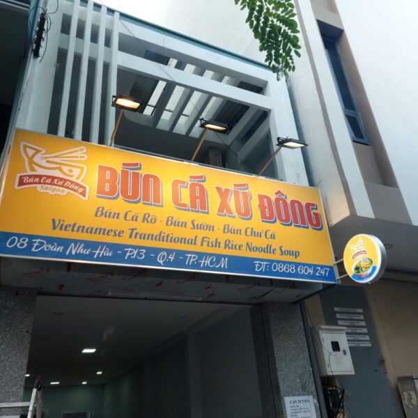 Bảng hiệu và không gian Bún cá Xứ Đông sau thi công – ảnh 5