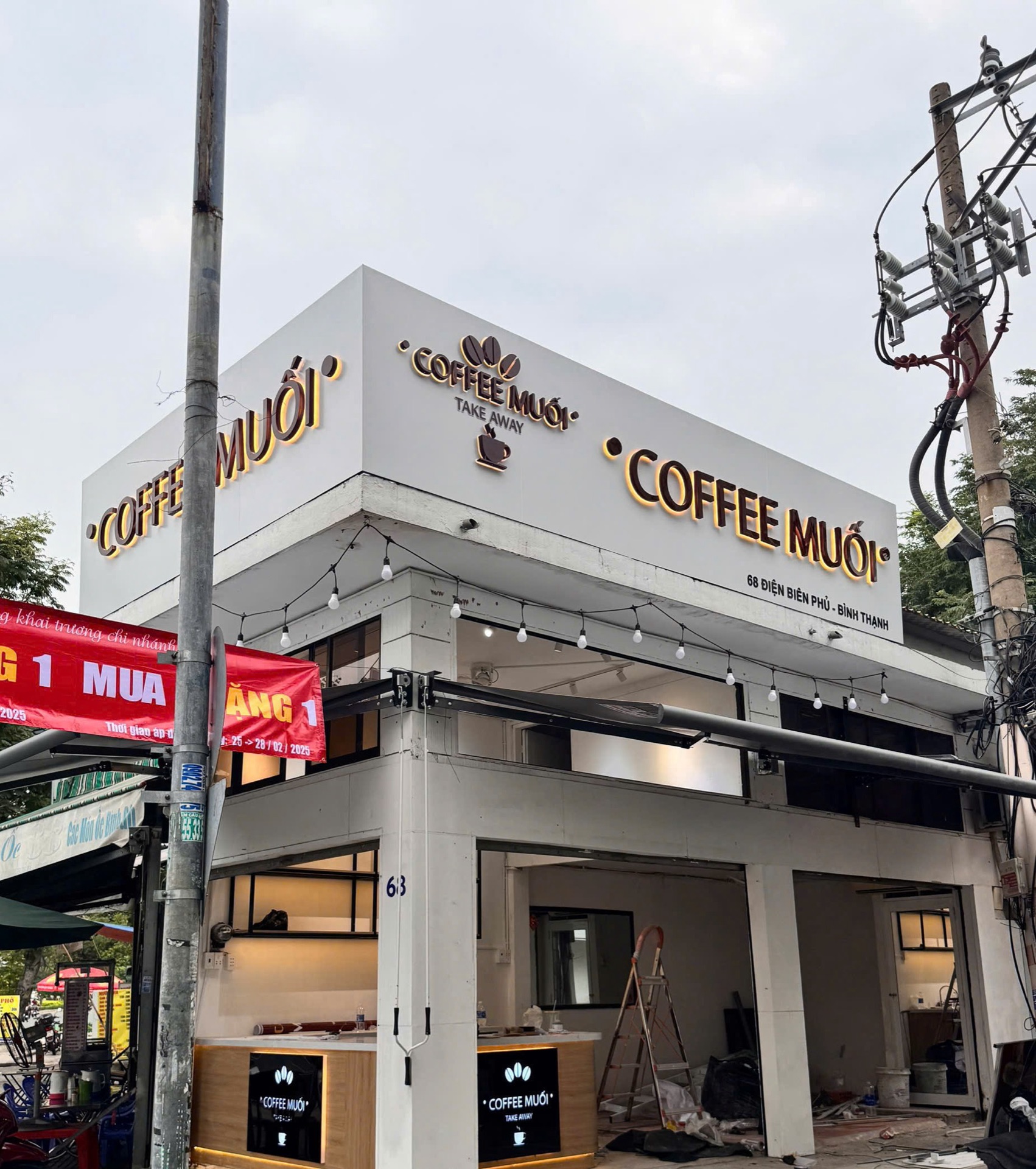 Bảng hiệu và logo Coffee Muối trong quá trình hoàn thiện – ảnh 3