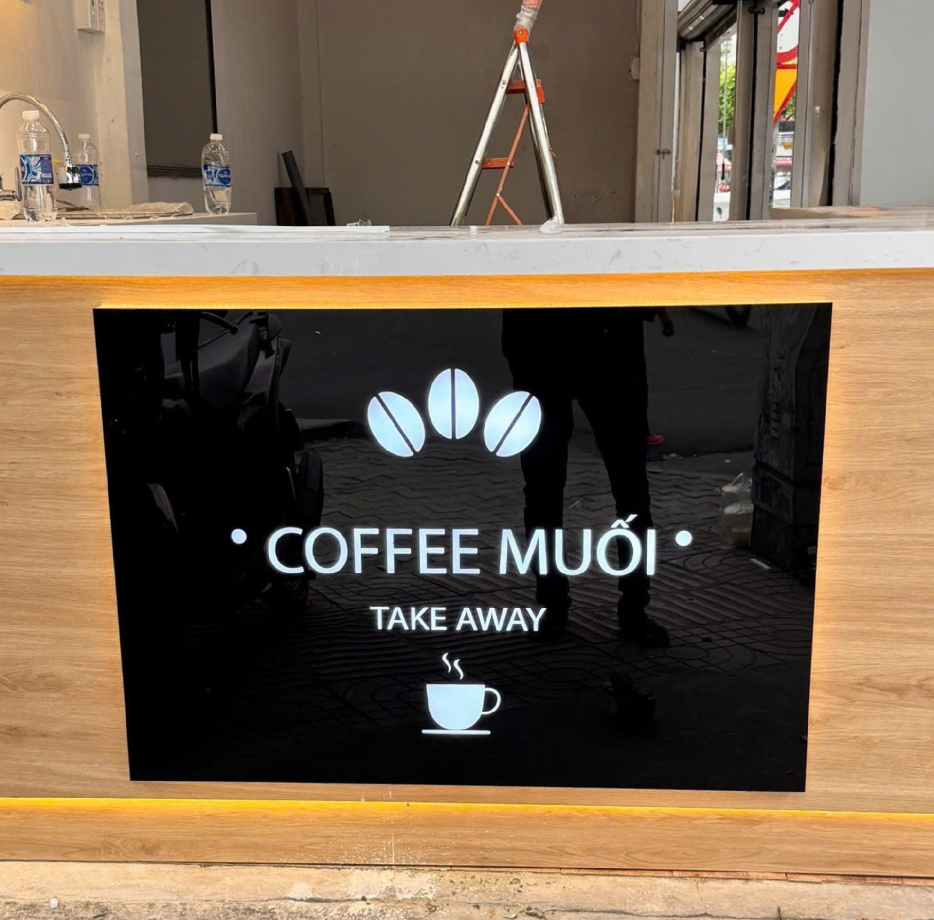 Bảng hiệu và logo Coffee Muối trong quá trình hoàn thiện – ảnh 4