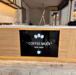 Bảng hiệu và logo Coffee Muối trong quá trình hoàn thiện – ảnh 5