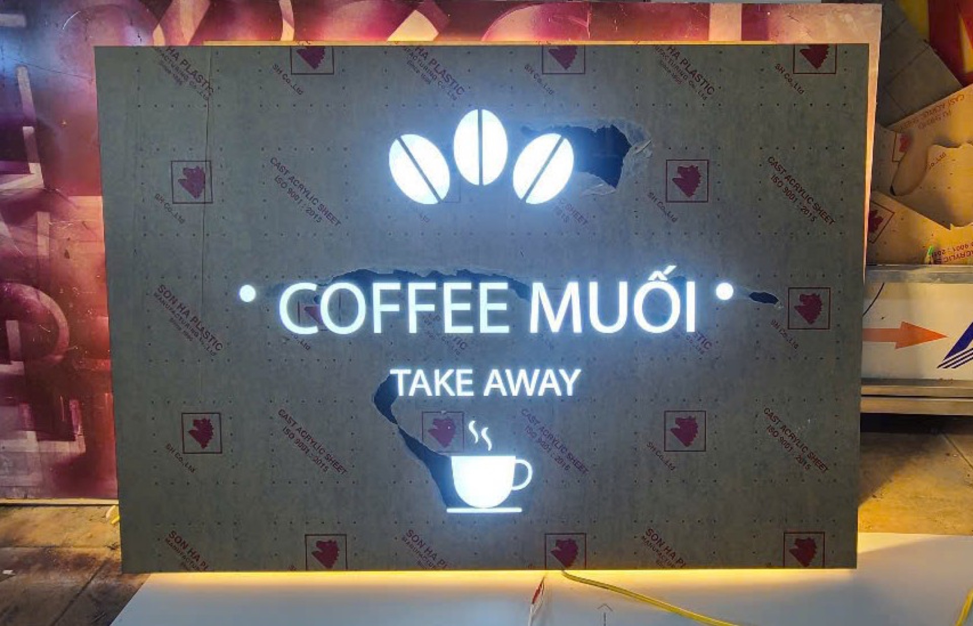 Bảng hiệu và logo Coffee Muối trong quá trình hoàn thiện – ảnh 6