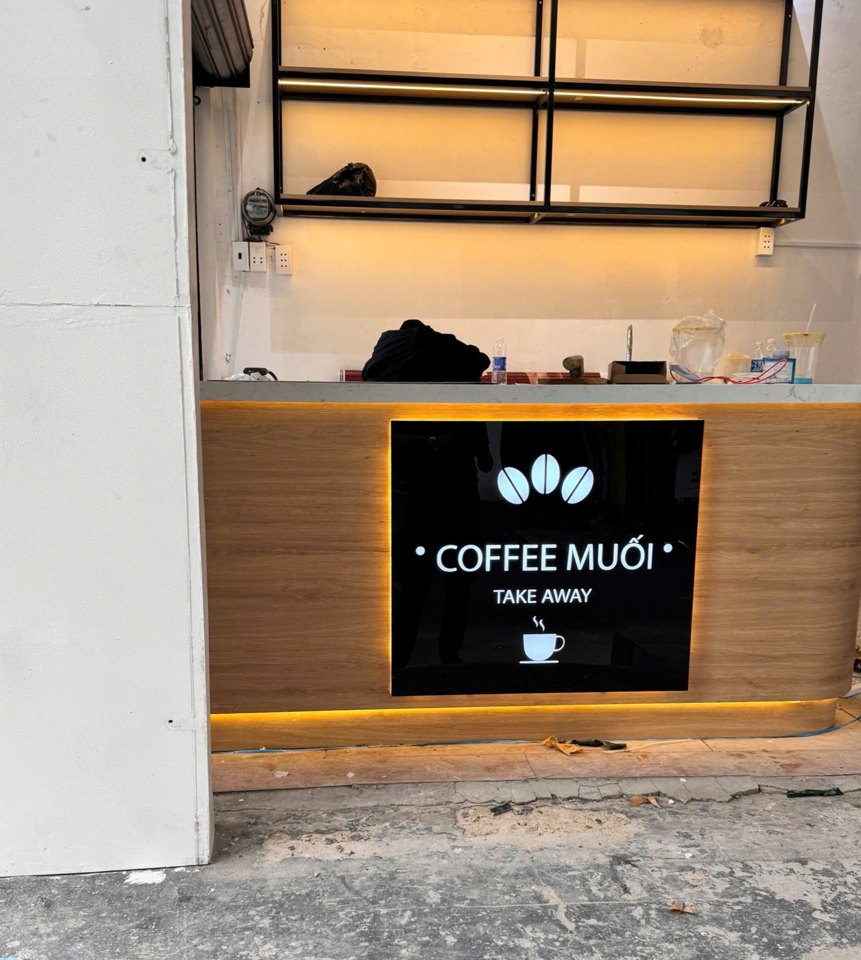 Bảng hiệu và logo Coffee Muối trong quá trình hoàn thiện – ảnh 9
