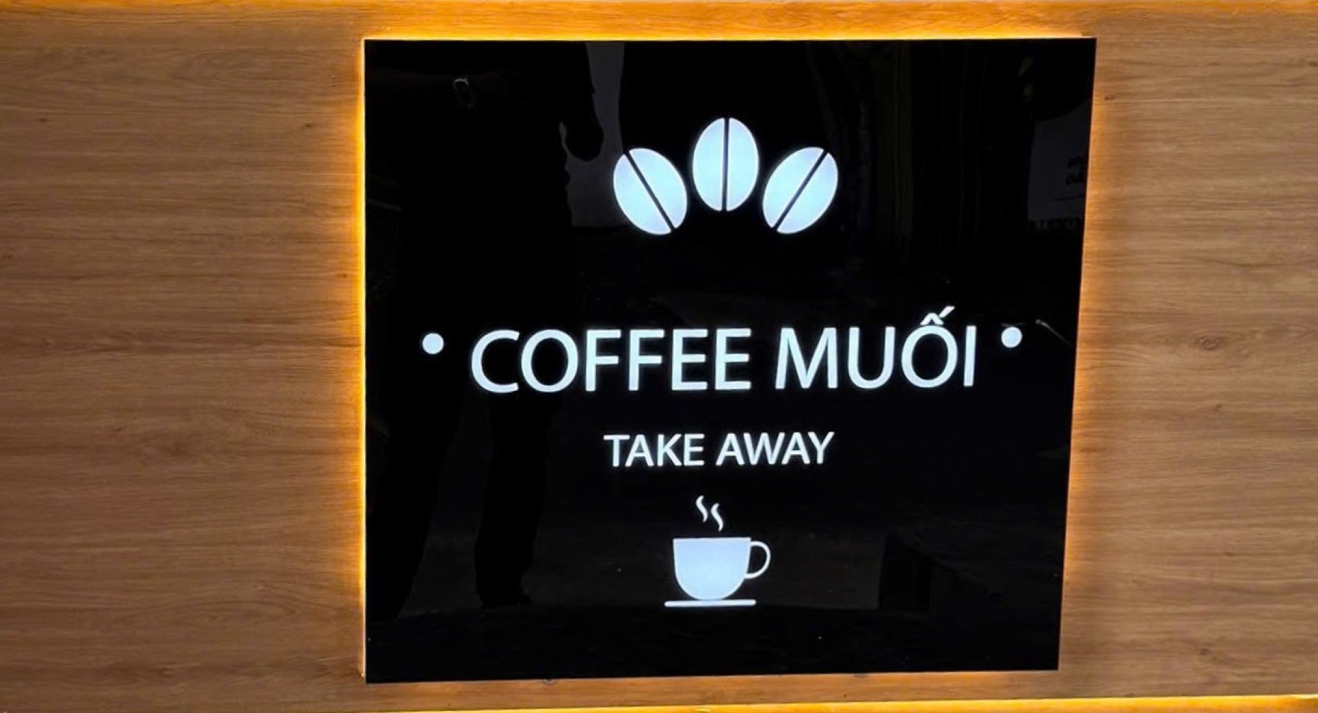 Bảng hiệu và logo Coffee Muối trong quá trình hoàn thiện – ảnh 10