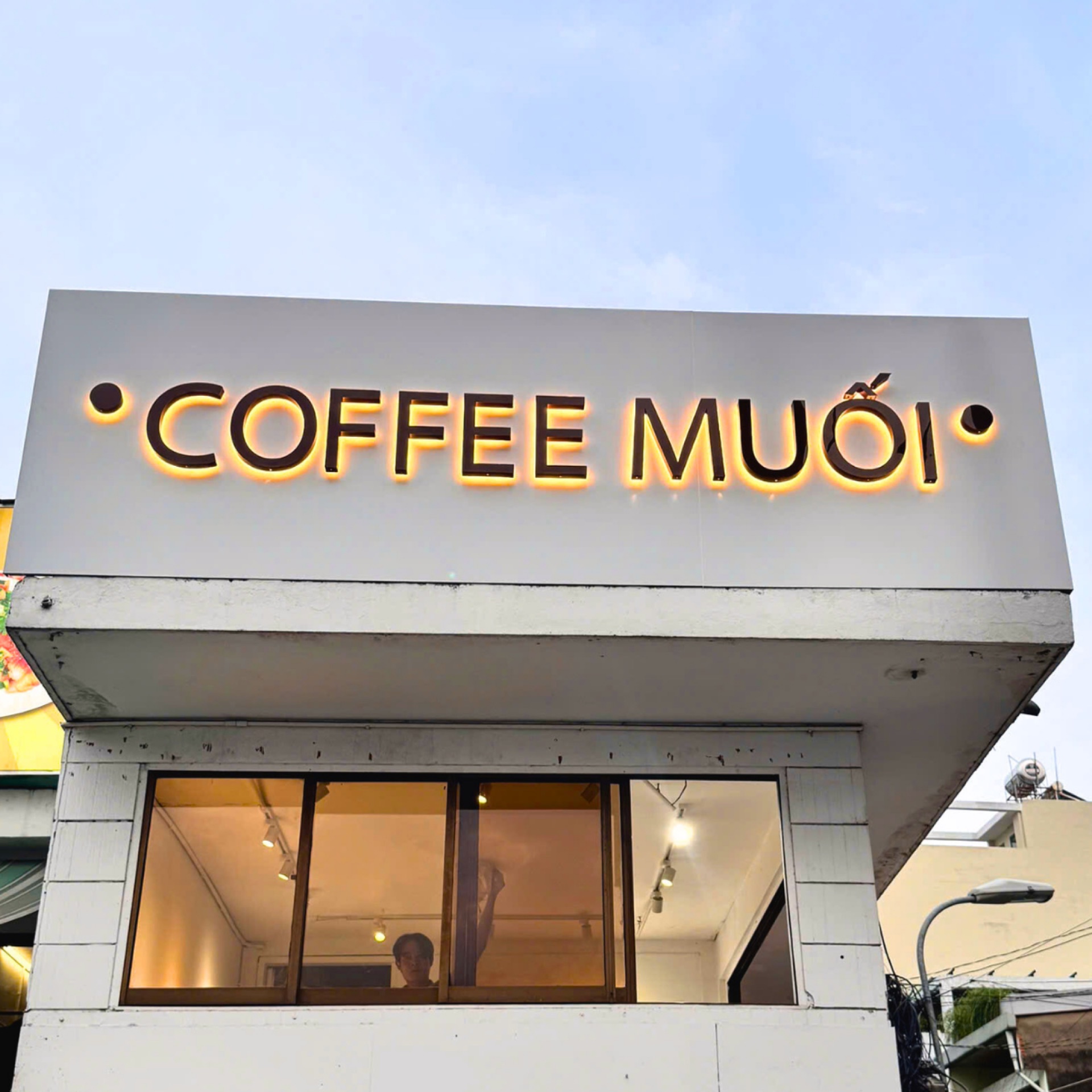 Mặt tiền Coffee Muối với bảng hiệu chữ nổi hoàn thiện – ảnh 13