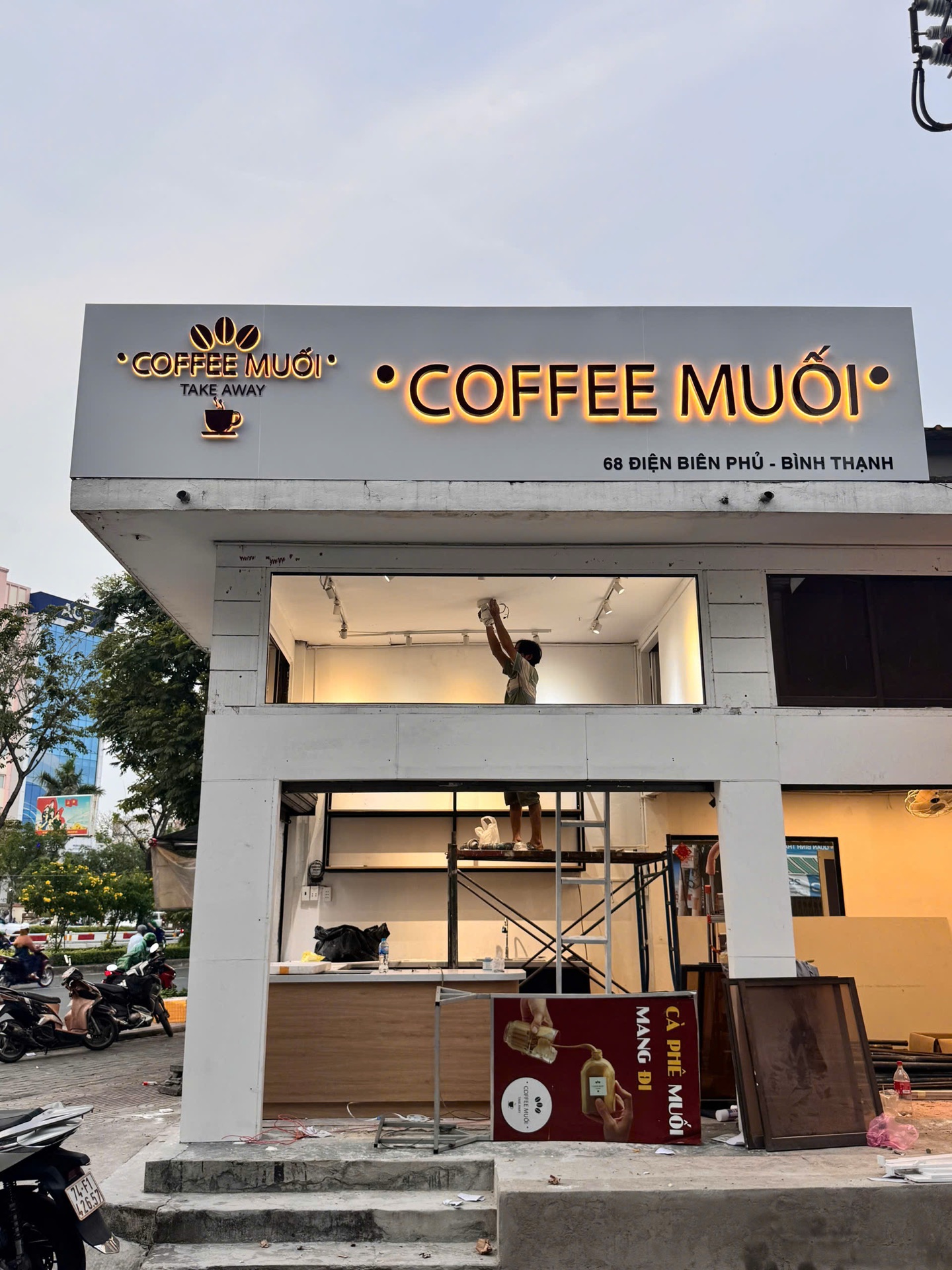 Mặt tiền Coffee Muối với bảng hiệu chữ nổi hoàn thiện – ảnh 14
