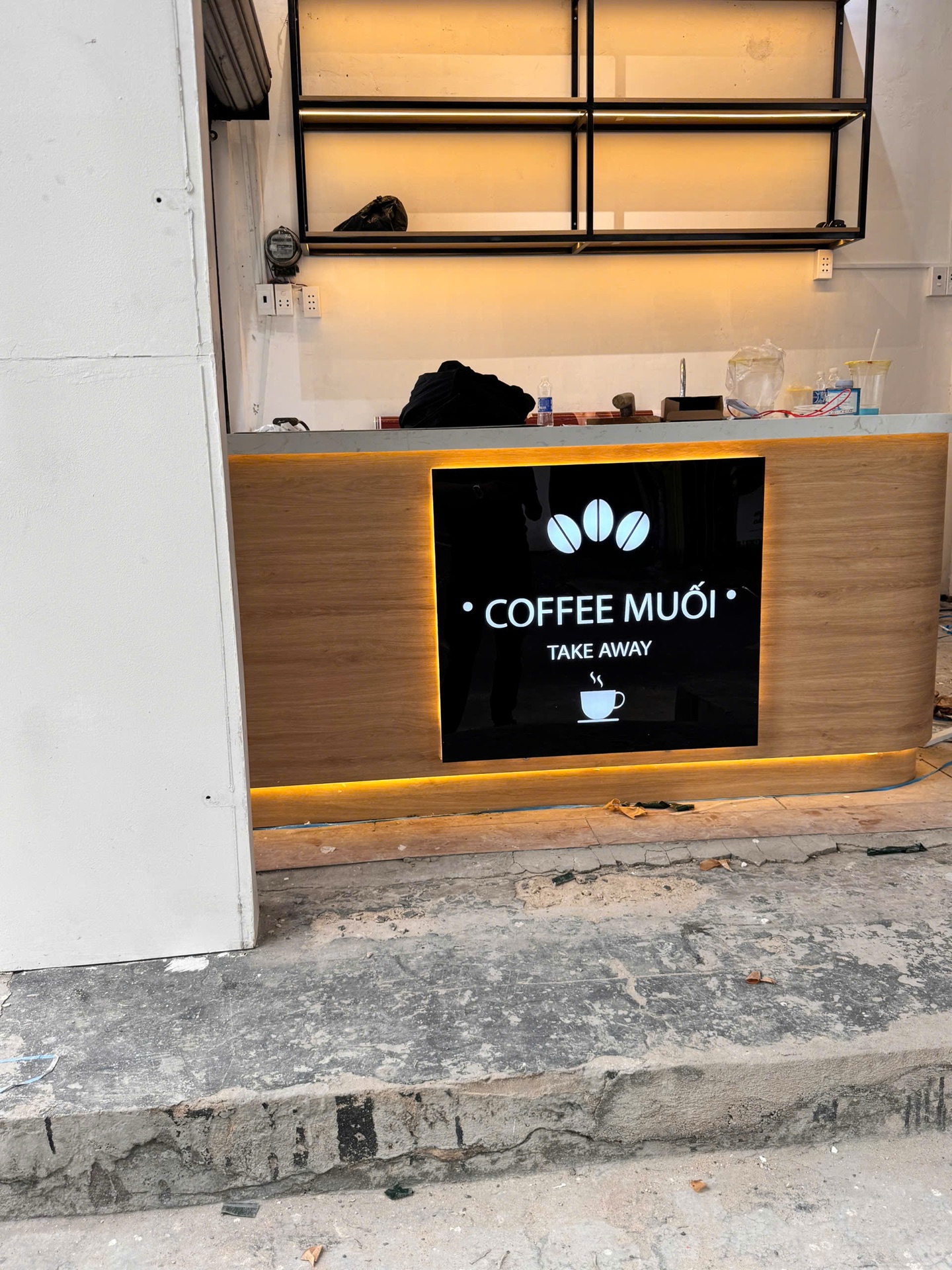 Bảng hiệu và logo Coffee Muối trong quá trình hoàn thiện – ảnh 20
