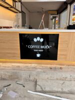 Bảng hiệu và logo Coffee Muối trong quá trình hoàn thiện – ảnh 21