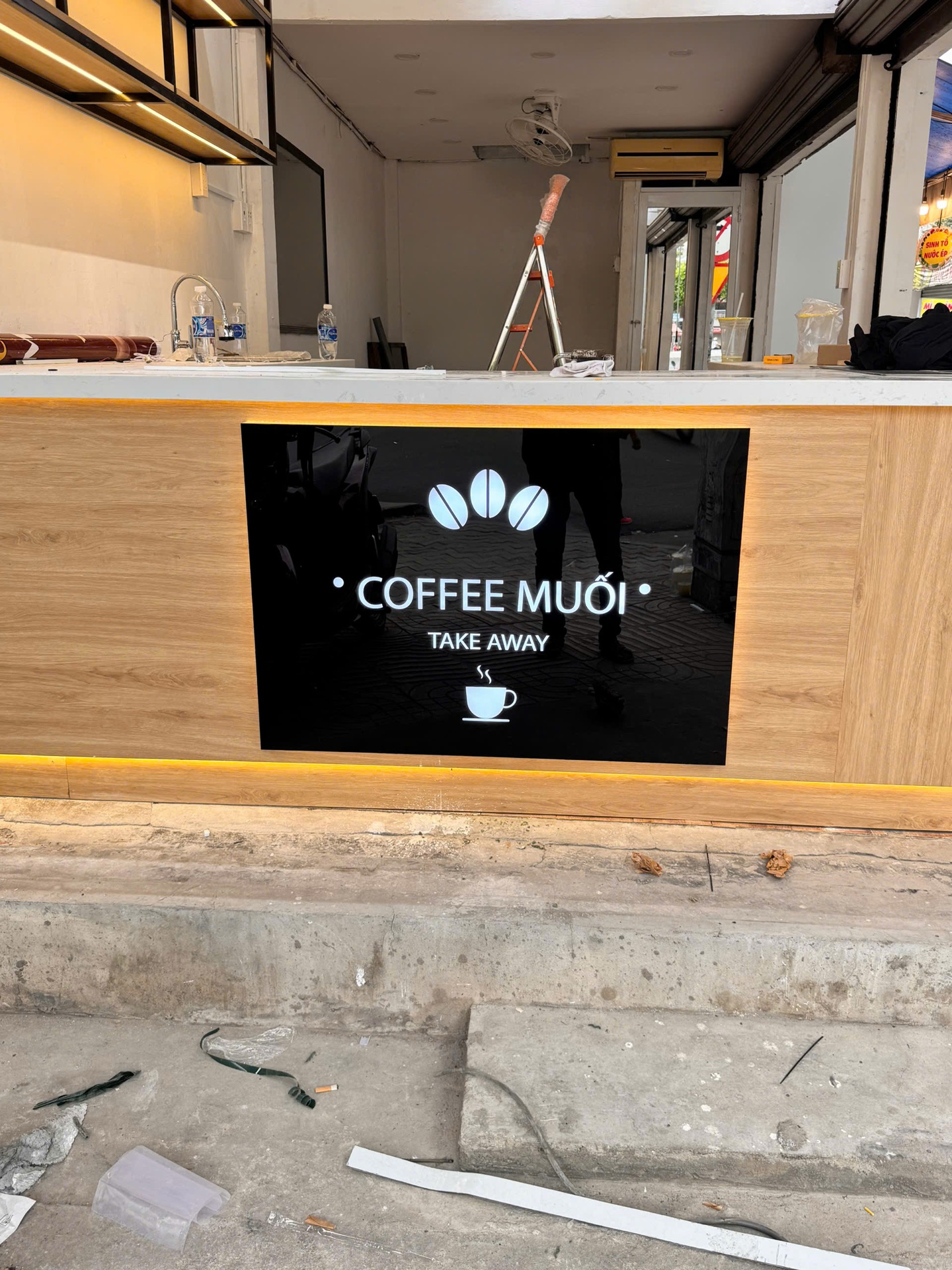 Bảng hiệu và logo Coffee Muối trong quá trình hoàn thiện – ảnh 21