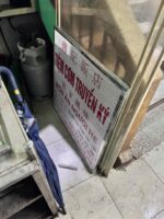 Chi tiết bảng hiệu Tiệm Cơm Tuyền Ký trong quá trình lắp đặt