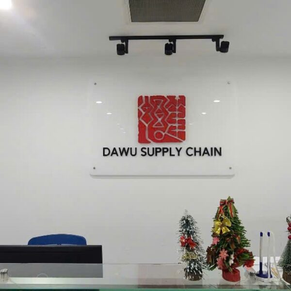Toàn cảnh logo DA WU Supply Chain tại khu vực lễ tân
