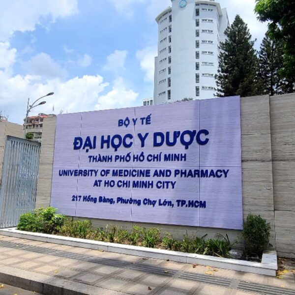Bảng hiệu chữ nổi Đại học Y Dược TP.HCM – ảnh 1