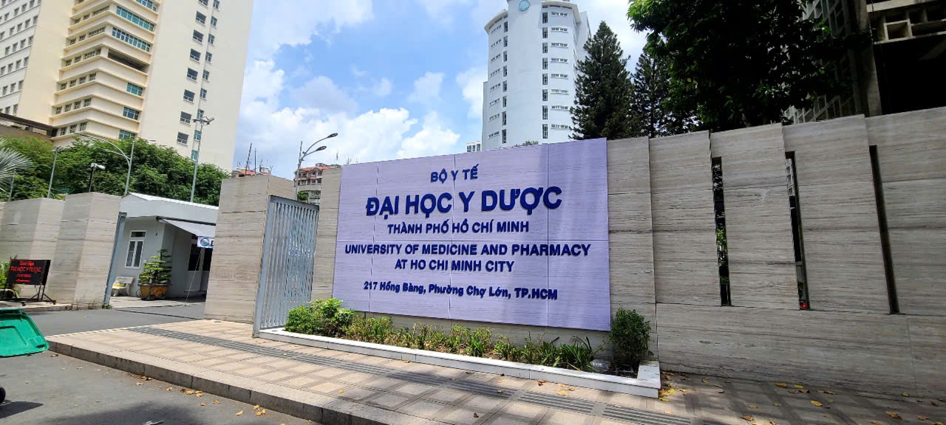 Bảng hiệu chữ nổi Đại học Y Dược TP.HCM – ảnh 1