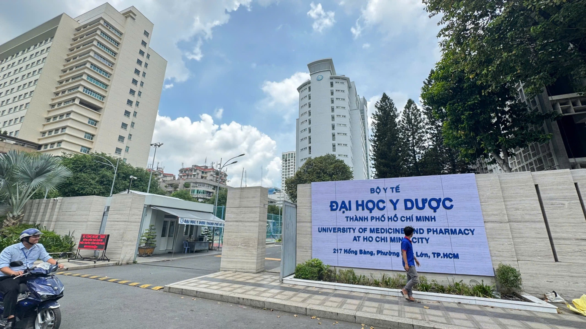 Bảng hiệu chữ nổi Đại học Y Dược TP.HCM – ảnh 4