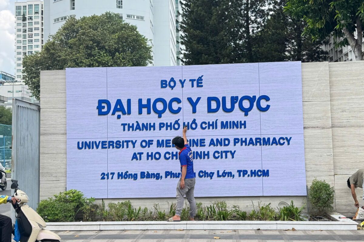 Bảng hiệu chữ nổi Đại học Y Dược TP.HCM