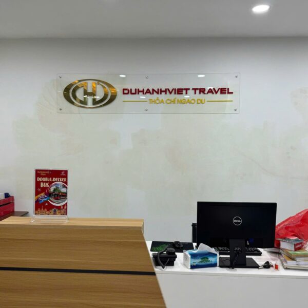 Logo chữ nổi Du Hành Việt Travel hoàn thiện tại quầy lễ tân