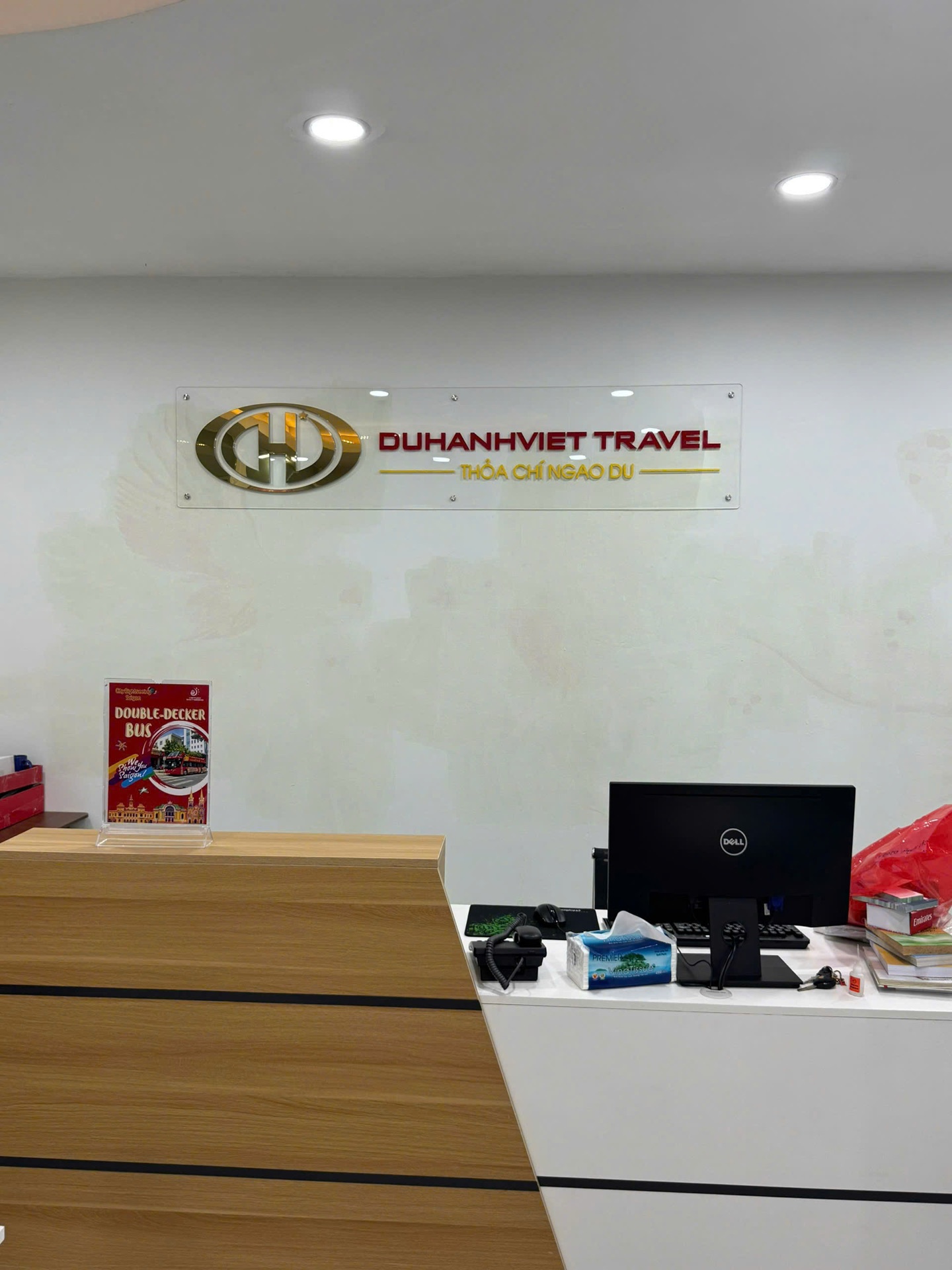 Logo chữ nổi Du Hành Việt Travel hoàn thiện tại quầy lễ tân