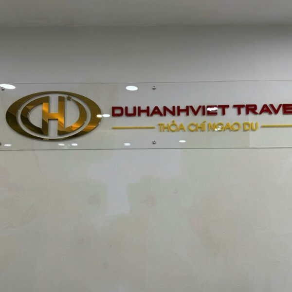 Cận cảnh logo Du Hành Việt Travel sau thi công