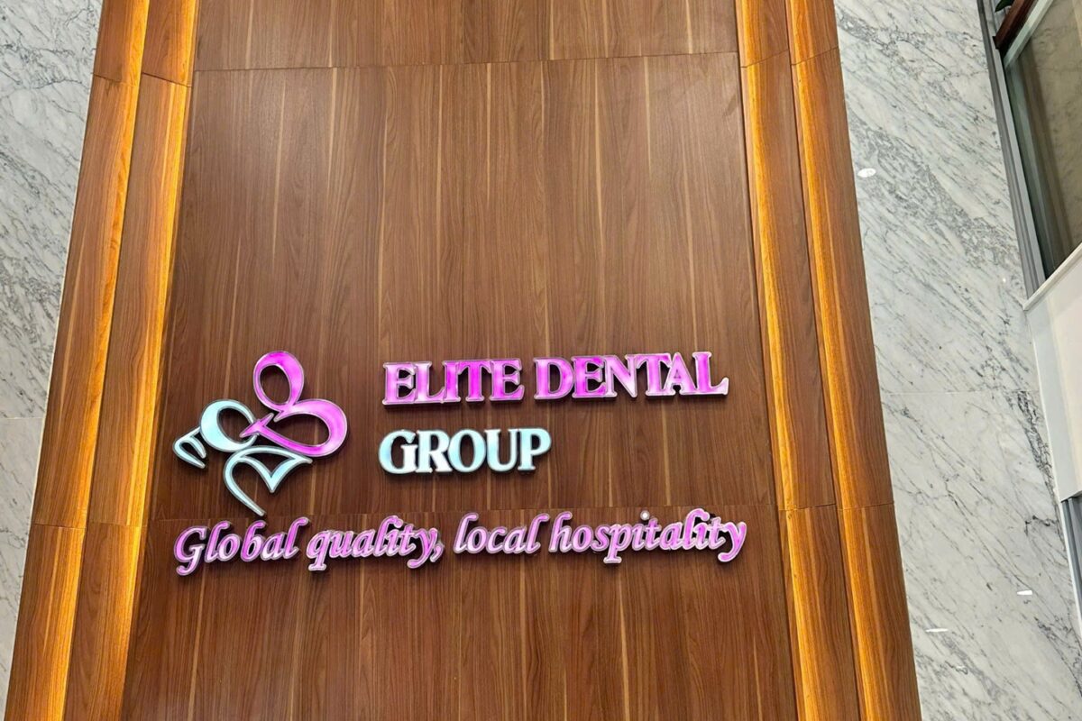 Logo chữ nổi Elite Dental tại nha khoa