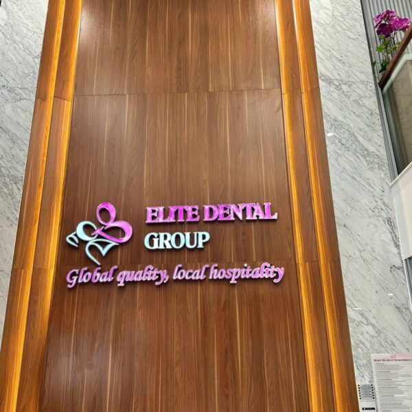 Logo chữ nổi Elite Dental Group hoàn thiện tại sảnh