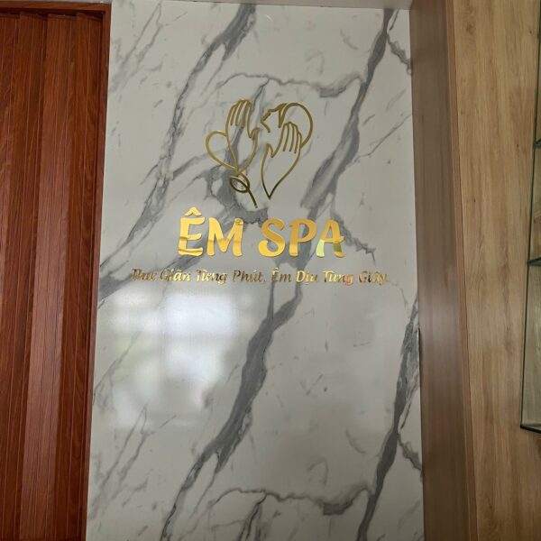 Logo Mica Em Spa hoàn thiện tại khu vực đón tiếp