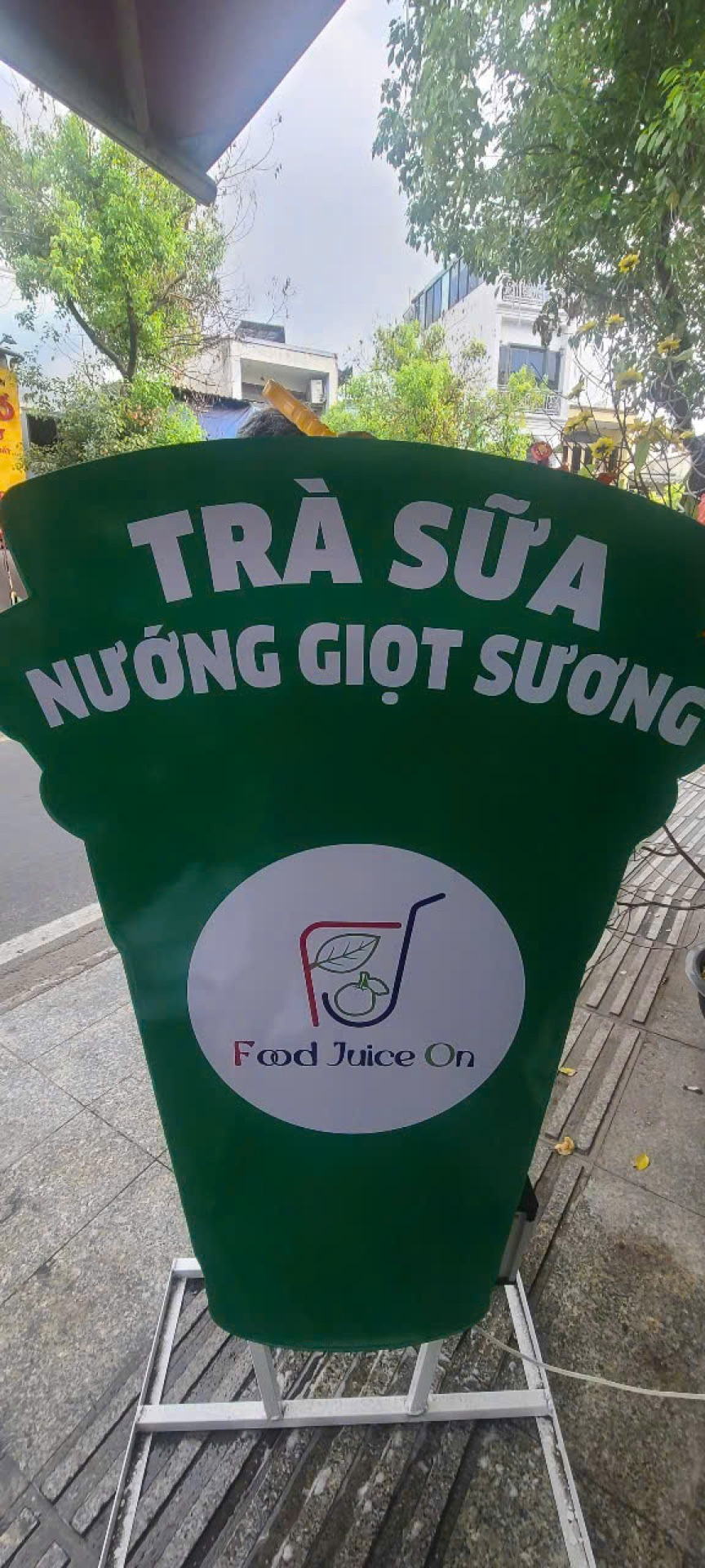 Hộp đèn Mica và logo Food Juice On hoàn thiện – ảnh 3
